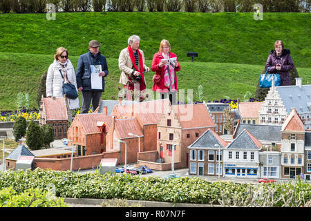 Den Haag, Niederlande - 8 April 2016: Menschen bei Madurodam, Holland Park und touristische Attraktion in Den Haag, Niederlande Stockfoto