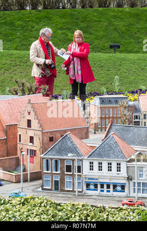 Den Haag, Niederlande - 8 April 2016: Menschen bei Madurodam, Holland Park und touristische Attraktion in Den Haag, Niederlande Stockfoto