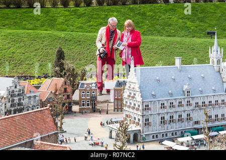 Den Haag, Niederlande - 8 April 2016: Menschen bei Madurodam, Holland Park und touristische Attraktion in Den Haag, Niederlande Stockfoto
