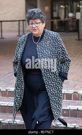 Marion wenig außerhalb Southwark Crown Court in London, Campaign Manager für Konservative MP Craig Mackinlay, wo sie vor Gericht beschuldigt von budgetüberschreitungen für Aufwendungen während seiner erfolgreichen Bundestagswahlkampf 2015 gegen die dann - Ukip Führer in der Thanet, Kent. Stockfoto