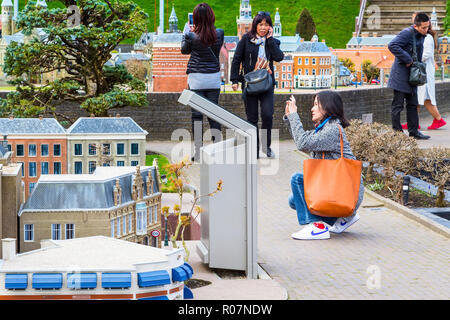 Den Haag, Niederlande - 8 April 2016: Menschen bei Madurodam, Holland Park und touristische Attraktion in Den Haag, Niederlande Stockfoto
