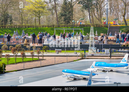 Den Haag, Niederlande - 8 April 2016: Menschen in Madurodam, Holland Miniaturpark und touristische Attraktion in Den Haag, Niederlande Stockfoto