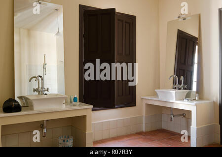 Zwei Waschbecken von Fensterläden aus Holz im Bad Stockfoto