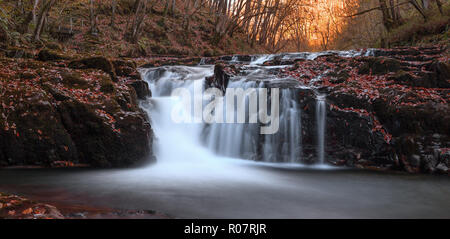 Zwei bild Panorama von einem Wasserfall entlang der Nedd Fechan, Brecon Beacons, Oktober 2018 Stockfoto