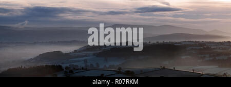 Ein Panoramablick von Nebel in ganz farmalnd in der Morgendämmerung, Brecon Beacons, Oktober 2018 Stockfoto