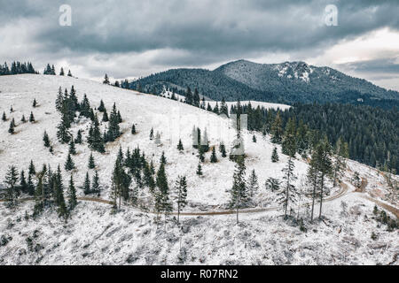 Bicaz Klamm Panorama in der hasmas Nationalpark, Siebenbürgen, Rumänien. Winter Luftaufnahme. Stockfoto