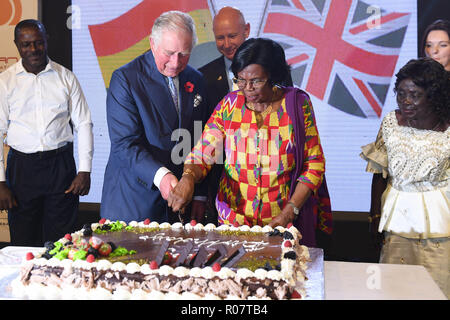 Der Prinz von Wales schneidet eine Geburtstagstorte für ihn und die anderen Gäste, bei einem Empfang in der Residenz des britischen Hohen Kommissars in Accra, Ghana, am dritten Tag Ihrer Reise nach Westafrika. Stockfoto