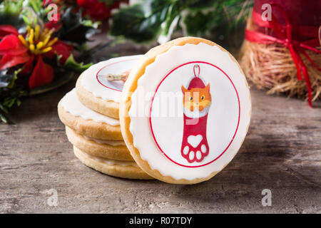 Hausgemachte butter Cookies mit einer gedruckten Weihnachten cat Design auf hölzernen Tisch Stockfoto