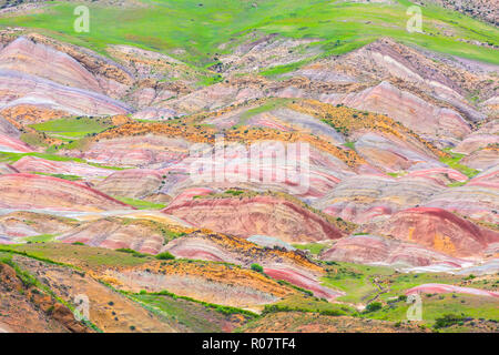 Bunte Berg Stein mineral Landschaft rund um David Gareja Kloster in der Region Kachetien, Georgia. Stockfoto