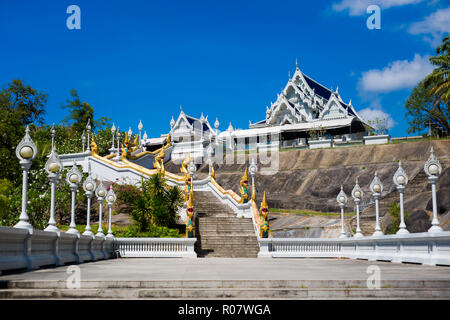 Schöne buddhistische Wat Kaewkorawaram Tempel in Krabi im Süden Thailands. Stadtbild mit schönen Religion Architektur in Südostasien. Stockfoto