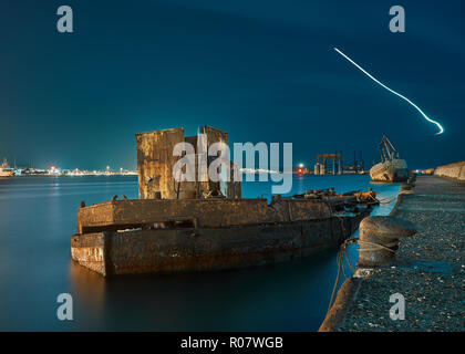 Rostigen Schiffswrack liegt im Hafen von Cagliari semisubmerged Stockfoto