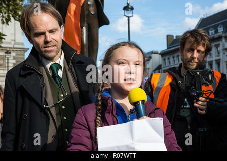 London, Großbritannien. 31. Oktober, 2018. Greta Thunberg, der 15-jährige schwedische Klima Aktivist, Adressen Umweltaktivisten im Parlament Quadrat gesammelt Stockfoto