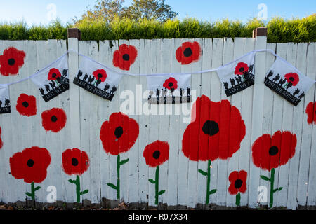Poppy Straße 1. bis 11. November 2018. Eine Erinnerung Tribut von einer Generation zur anderen, Aldridge, Walsall, Großbritannien Stockfoto