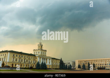 Sturmwolken über den Verwaltungsgebäuden. Downtown in Khmelnitsky, Ukraine Stockfoto