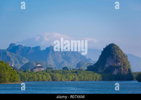 Blick auf Khao Khanab Nam Berge in Krabi im Süden Thailands. Landschaft im wunderschönen Mangrovenwald und Pak Nam Fluss in Südostasien. Stockfoto