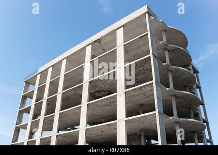 Ein mehrstöckiges Gebäude Bau auf dem Hintergrund des blauen Himmels Stockfoto