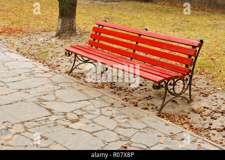 Das alte Holzbank im Herbst Park Stockfoto