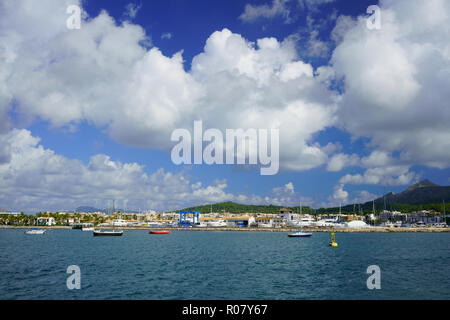 PORT D'ALCÚDIA, Mallorca, Spanien - 5. OKTOBER 2018: Port de Alcudiamar Marina, eine flache Yachthafen in einer touristischen Gegend. Stockfoto