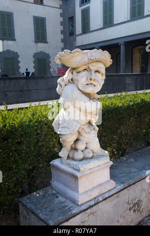 Italien, Lombardei, Urgnano, Rocca Viscontea oder Castello Albani im vierzehnten Jahrhundert auf einem mittelalterlichen Basis gebaut. Es wurde von Bartolomeo Colleoni und Gian Gerolamo Albani besessen. Arme Bartolomeo Colleoni. groteske Statue der hängenden Garten Stockfoto