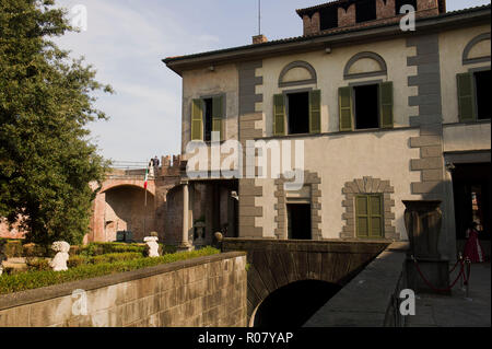 Italien, Lombardei, Urgnano, Rocca Viscontea oder Castello Albani im vierzehnten Jahrhundert auf einem mittelalterlichen Basis gebaut. Es wurde von Bartolomeo Colleoni und Gian Gerolamo Albani besessen. Arme Bartolomeo Colleoni Stockfoto