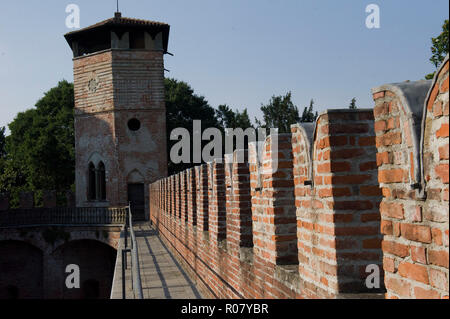 Italien, Lombardei, Urgnano, Rocca Viscontea oder Castello Albani im vierzehnten Jahrhundert auf einem mittelalterlichen Basis gebaut. Es wurde von Bartolomeo Colleoni und Gian Gerolamo Albani besessen. Arme Bartolomeo Colleoni Stockfoto