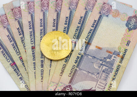 Bitcoin Token auf Dubai, Dirham Banknoten Geld. Cryptocurrency versus paper currency concept, flat lay View Stockfoto