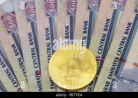 Bitcoin Token auf Dubai, Dirham Banknoten Geld. Cryptocurrency versus paper currency concept, flat lay View Stockfoto