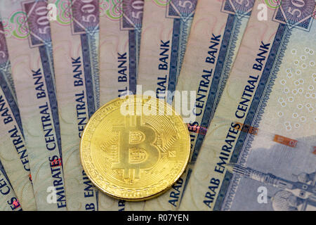 Bitcoin Token auf Dubai, Dirham Banknoten Geld. Cryptocurrency versus paper currency concept, flat lay View Stockfoto