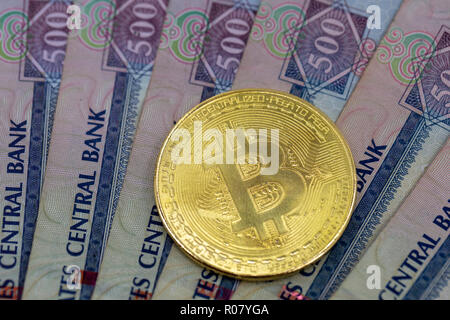 Bitcoin Token auf Dubai, Dirham Banknoten Geld. Cryptocurrency versus paper currency concept, flat lay View Stockfoto