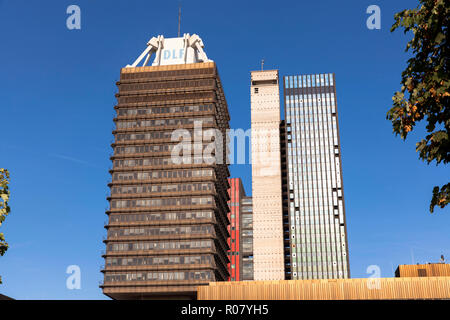 Hochhaus der Deutschlandfunk (Öffentlich-rechtlichen Radiosender), direkt dahinter ist das Gebäude der Deutschen Welle (öffentliche Inter Stockfoto