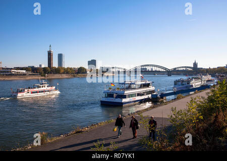 Blick über den Rhein auf den Bezirk Deutz, der alte Turm der ehemaligen Messegelände, dem CologneTriangle Wolkenkratzer, der Lanxess Turm, t Stockfoto