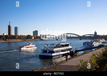 Blick über den Rhein auf den Bezirk Deutz, der alte Turm der ehemaligen Messegelände, dem CologneTriangle Wolkenkratzer, der Lanxess Turm, t Stockfoto