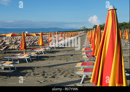 Europa, Italien, Kalabrien, Cosenza, Villapiana Lido, Sonnenschirmen und Liegestühlen Stockfoto