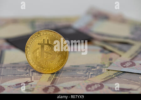 Bitcoin Token auf Dubai, Dirham Banknoten Geld mit schwarzer Kreditkarte. Kryptokurrency im Vergleich zu Papierwährung und Kreditkartenkonzept Stockfoto