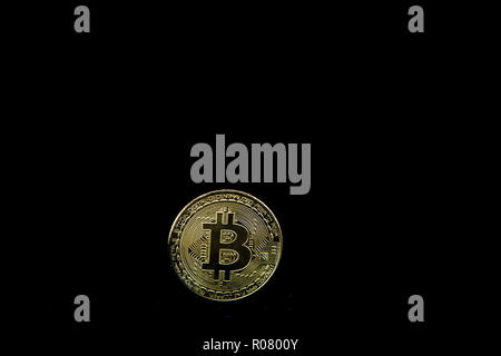 Stapel goldener Bitcoins auf schwarzem Hintergrund mit Spiegelung isoliert. Cryptocurrency-Konzept mit Kopierraum. Stockfoto