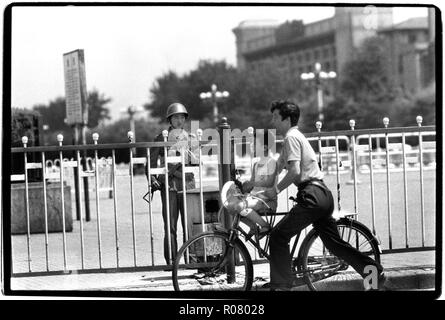 China Peking im Jahr 1989. Chinesische Armee Truppen besetzen Positionen auf dem Platz des Himmlischen Friedens im Zentrum von Peking eine Woche nach dem Massaker an den protestierenden Studenten im Juni 1989 Fotos von der chinesischen Armee und Sicherheit Personal gurding das Gebiet in und um den Platz des Himmlischen Friedens, heimlich von innen eine geschwärzt Taxi als Fotografen gemacht wurden unter Androhung von verhaftet, wenn Sie offen in der Gegend um nach dem Massaker auf dem Platz des Himmlischen Friedens gearbeitet. Wikipeadia: die Proteste auf dem Platz des Himmlischen Friedens von 1989, in der Regel in Festland China, bekannt als der Juni vierten Vorfall (六四事件), wurden von Studenten geleiteten Demonstrationen in Stockfoto