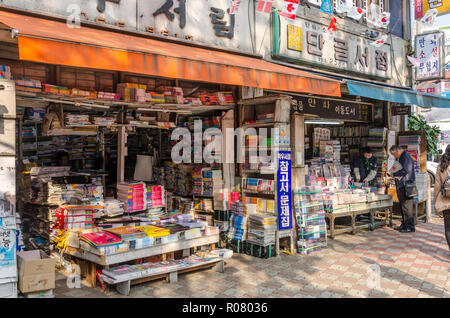 Bosu-Dong Buch Gasse in Busan, Südkorea ist voll von Buchhandlungen verkauft überwiegend gebrauchte Bücher und hat eine touristische Attraktion geworden. Stockfoto