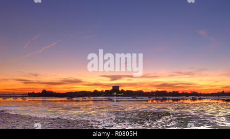 Portchester Castle und Creek in einem Herbst Sonnenuntergang, Hampshire, Großbritannien Stockfoto