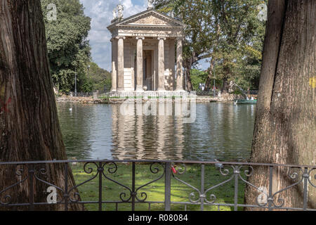 Tempel des Aesculapius der Tempel des Aesculapius in den Gärten der Villa Borghese in Rom, wurde im ionischen Stil zwischen 1785 und 1 Stockfoto