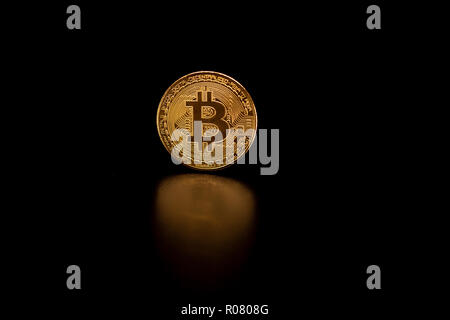 Stapel goldener Bitcoins auf schwarzem Hintergrund mit Spiegelung isoliert. Cryptocurrency-Konzept mit Kopierraum. Stockfoto