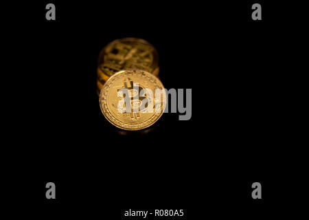 Stapel goldener Bitcoins auf schwarzem Hintergrund mit Spiegelung isoliert. Cryptocurrency-Konzept mit Kopierraum. Stockfoto