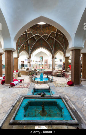 KASHAN, IRAN - 27. AUGUST 2016: traditionelles Teehaus "Khan", alte Hamam im alten Basar von kashan Stockfoto