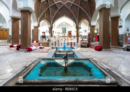 KASHAN, IRAN - 27. AUGUST 2016: traditionelles Teehaus "Khan", alte Hamam im alten Basar von kashan Stockfoto