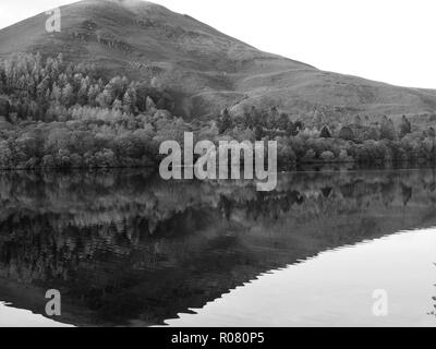 Kräuselung verzerren die Reflexion des Carling Knott in Loweswater, Nationalpark Lake District, Cumbria, England, Vereinigtes Königreich Stockfoto