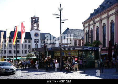 Worms, Deutschland - Oktober 13, 2018: Der Markt mit Ständen im Rathaus Worms am 13. Oktober 2018 in Worms. Stockfoto