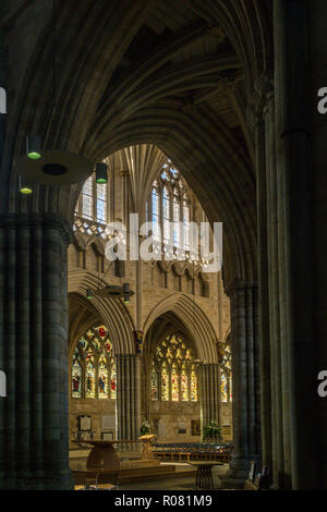 Blick von der nördlichen Querschiff in das Kirchenschiff der Kathedrale von Exeter, Devon. Stockfoto