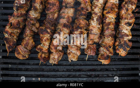 Verschiedene köstliche gegrillte Fleisch über die Kohlen im Grill. Stockfoto