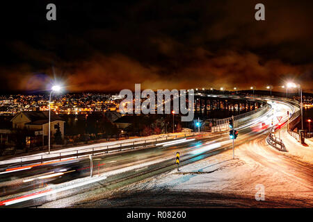 Tromso - Tromsdalen Brücke während der Polarnacht, Norwegen Stockfoto