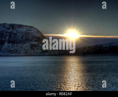 Niedrige Sonne während der Mittagszeit im Winter während einer Kreuzfahrt in Norwegen Stockfoto