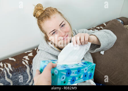 Kranke junge Frau mit Kälte und Grippe Stockfoto